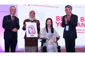 Picture of Mrs Zhang Kaini presenting President Halimah Yacob with her portrait at the International Symposium 2018. Available at https://m.facebook.com/halimahyacob/photos/thank-you-mdm-zhang-kaini-for-the-beautiful-portrait-i-am-touched-to-hear-tha