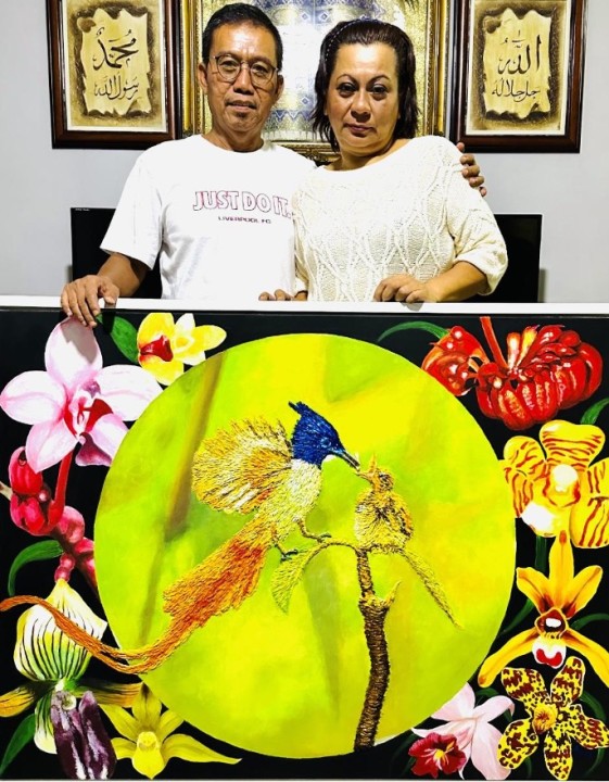  Photo of Artist Yusoff with his fiancé, Siti, holding Yusoff’s painting “Mother’s Love” by Qurratul Ain Sanjida. Photo of Artist Yusoff with his fiancé, Siti, holding Yusoff’s painting “Mother’s Love” by Qurratul Ain Sanjida.